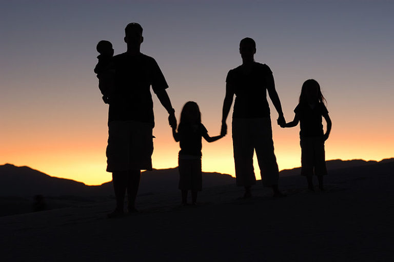 Impotriva familiei se duce un razboi, in care cuplurile cad, asa cum cad pe front soldatii