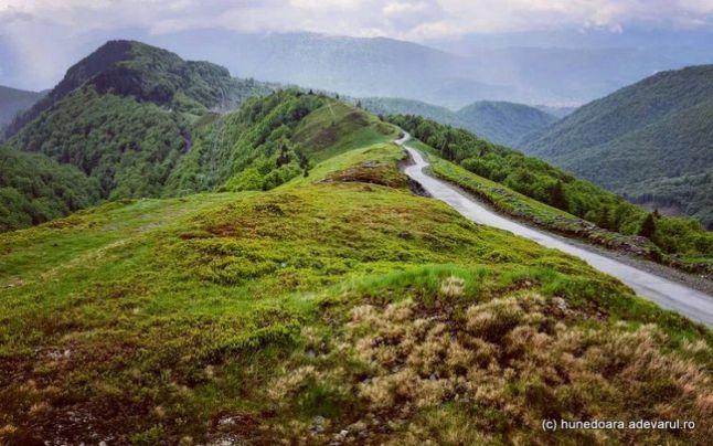 Şapte şosele de munte superbe din România, în judeţul Hunedoara. Povestea „drumurilor din nori”